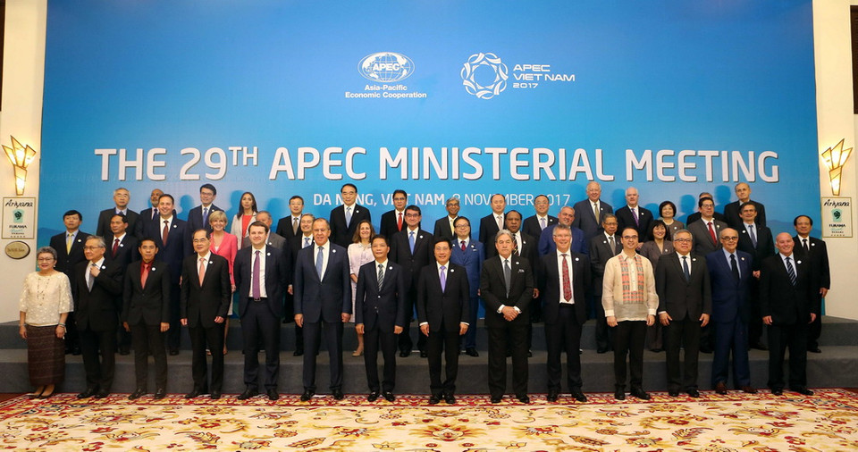 Phó Thủ tướng, Bộ trưởng Ngoại giao Phạm Bình Minh; Bộ trưởng Công Thương Trần Tuấn Anh cùng các đại biểu tham dự hội nghị AMM 29 chụp ảnh chung. (Nguồn: TTXVN)