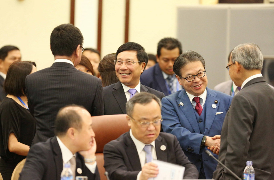 hó Thủ tướng, Bộ trưởng Ngoại giao Phạm Bình Minh và các đại biểu gặp gỡ, trao đổi bên lề hội nghị. (Nguồn: TTXVN)