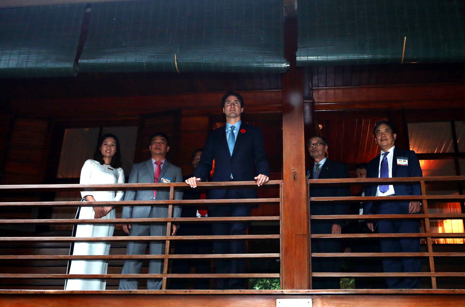 Thủ tướng Canada Justin Trudeau thăm Nhà sàn Bác Hồ. (Ảnh: Phạm Kiên/TTXVN)