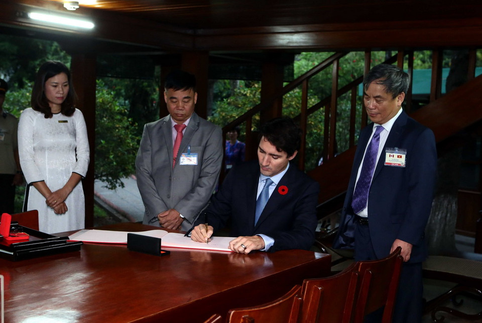 Thủ tướng Canada Justin Trudeau ghi lưu niệm tại Nhà sàn Bác Hồ. (Ảnh: Phạm Kiên/TTXVN)
