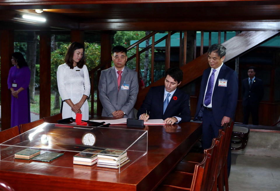 Thủ tướng Canada Justin Trudeau ghi lưu niệm tại Nhà sàn Bác Hồ. (Ảnh: Phạm Kiên/TTXVN)