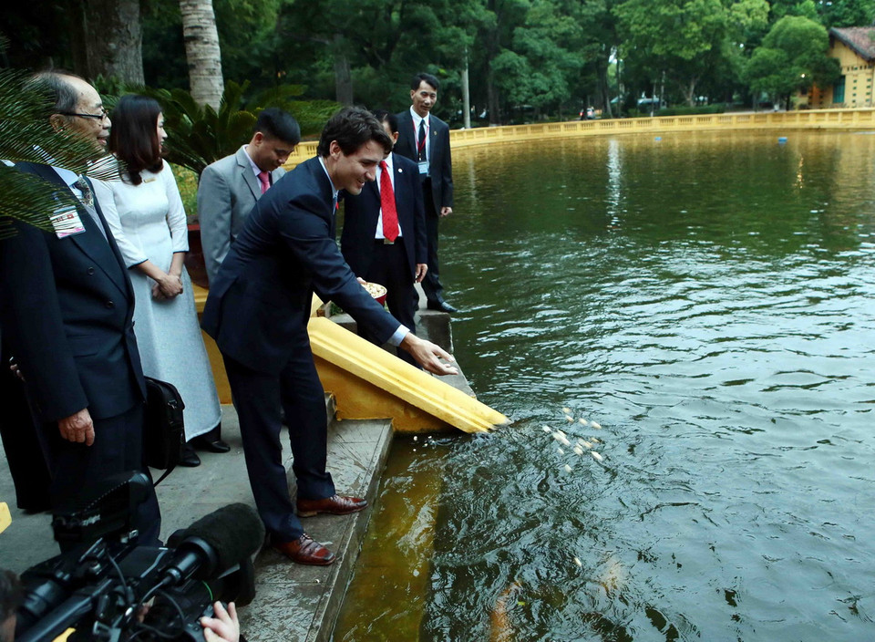 Thủ tướng Canada Justin Trudeau bên ao cá Bác Hồ. (Ảnh: Phạm Kiên/TTXVN)