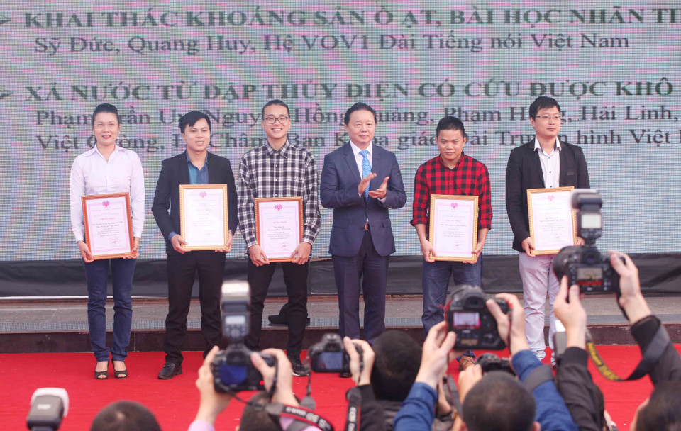 Nhóm phóng viên Võ Việt Phương – Võ Mạnh Hùng (thứ 2, thứ 3 từ trái sang) nhận giải A cho Phóng sự xuất sắc về đề tài môi trường năm 2016. (Ảnh: Doãn Đức/Vietnam+)