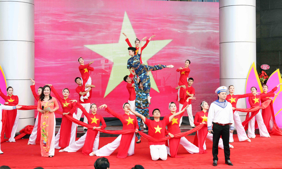 Các tiết mục văn nghệ mở màn lễ bế mạc Hội báo toàn quốc 2017. (Ảnh: Doãn Đức/Vietnam+)