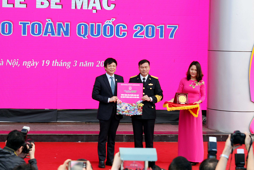 Ông Hồ Quang Lợi – Phó Chủ tịch thường trực Hội nhà báo Việt Nam trao tặng toàn bộ các ấn phẩm trưng bày tại Hội báo toàn quốc 2017 cho các chiến sĩ đang làm nhiệm vụ nơi hải đảo. (Ảnh: Doãn Đức/Vietnam+)