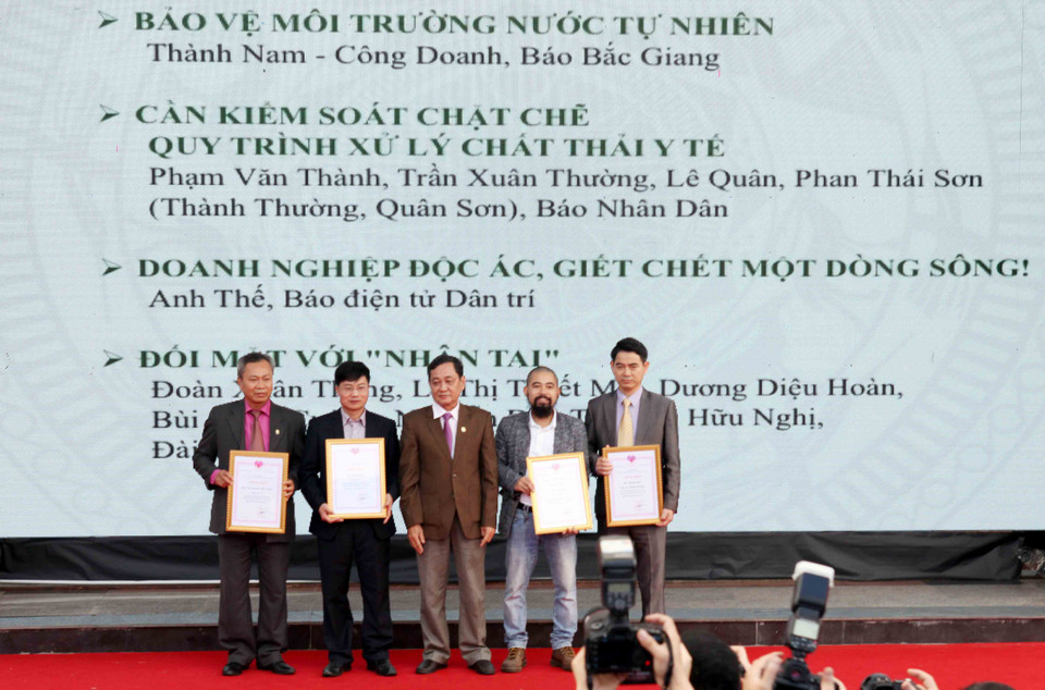 Các nhóm tác giả nhận giải tại Hội báo toàn quốc 2017. (Ảnh: Doãn Đức/Vietnam+)