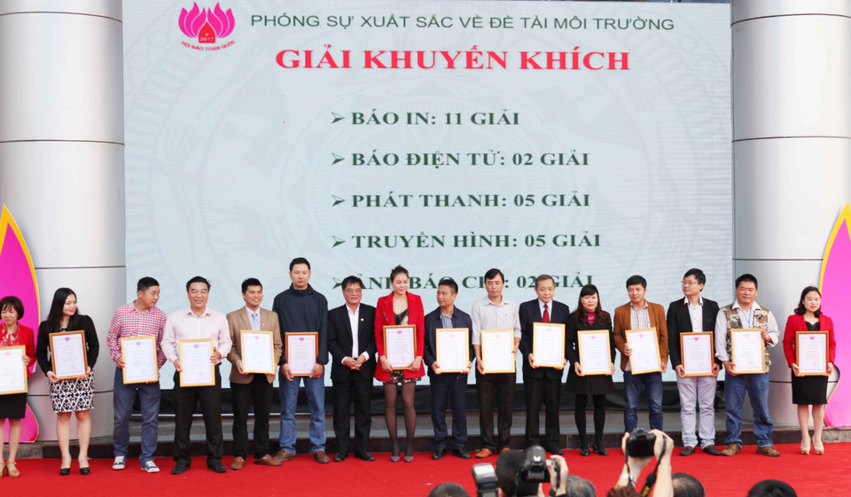 Các nhóm tác giả nhận giải tại Hội báo toàn quốc 2017. (Ảnh: Doãn Đức/Vietnam+)