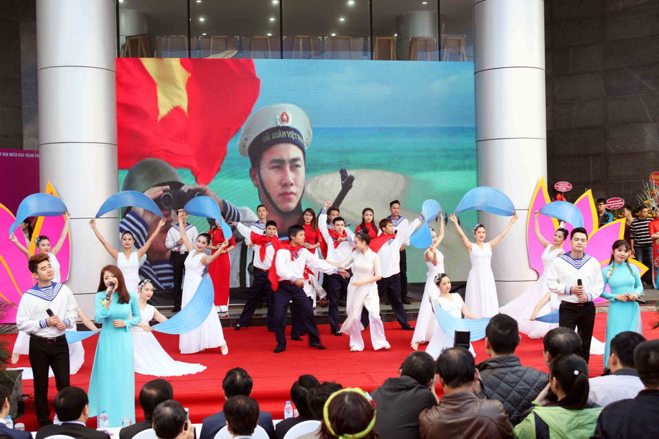 Các tiết mục văn nghệ mở màn lễ bế mạc Hội báo toàn quốc 2017. (Ảnh: Doãn Đức/Vietnam+)
