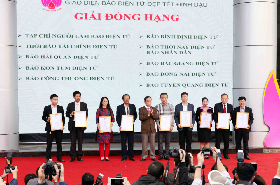 Các nhóm tác giả nhận giải tại Hội báo toàn quốc 2017. (Ảnh: Doãn Đức/Vietnam+)