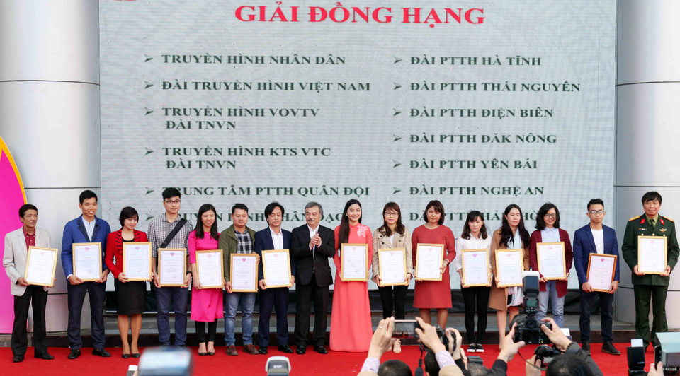 Các nhóm tác giả nhận giải tại Hội báo toàn quốc 2017. (Ảnh: Doãn Đức/Vietnam+)