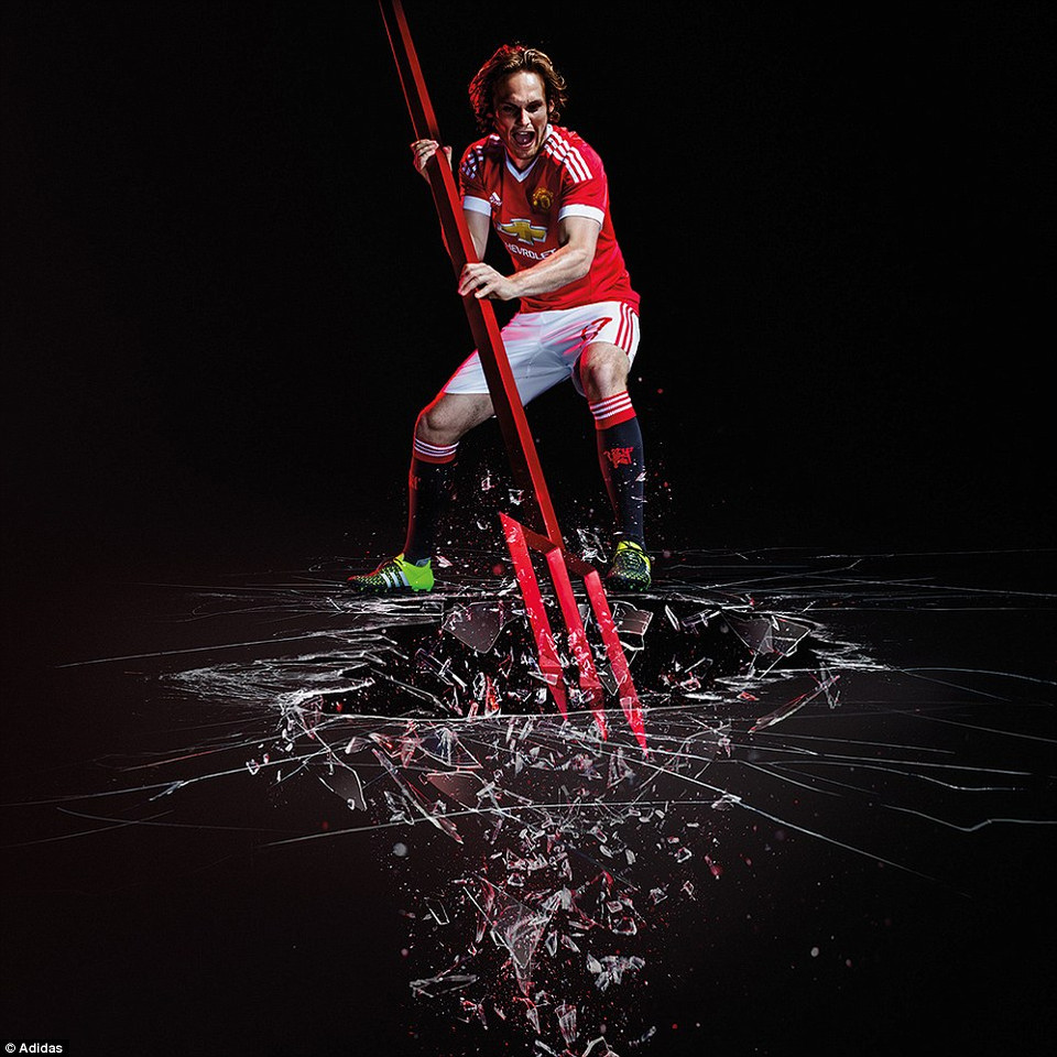 Daley Blind khoác lên chiếc áo đầu tiên mà gã khổng lồ Adidas thiết kế cho Manchester United. (Nguồn: Adidas)