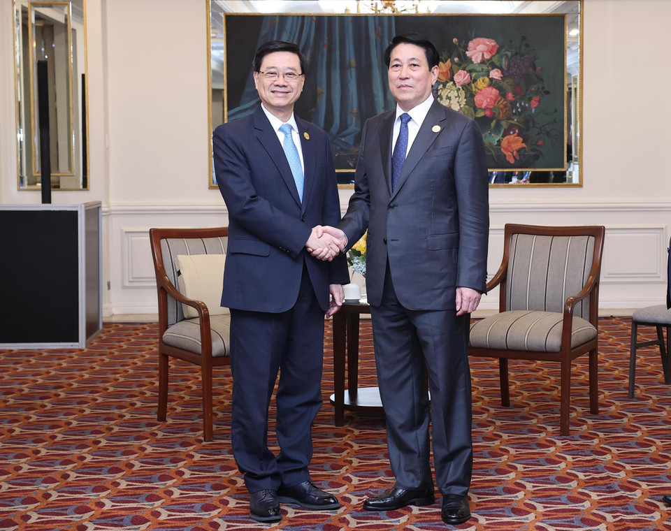 Trong chương trình tham dự Tuần lễ cấp cao Diễn đàn Hợp tác kinh tế châu Á-Thái Bình Dương (APEC) 2024 tại Thủ đô Lima (Peru), chiều 15/11/2024, giờ địa phương (sáng 16/11, giờ Hà Nội), Chủ tịch nước Lương Cường gặp Trưởng Đặc khu Hong Kong (Trung Quốc) Lý Gia Siêu. (Ảnh: Lâm Khánh/TTXVN)