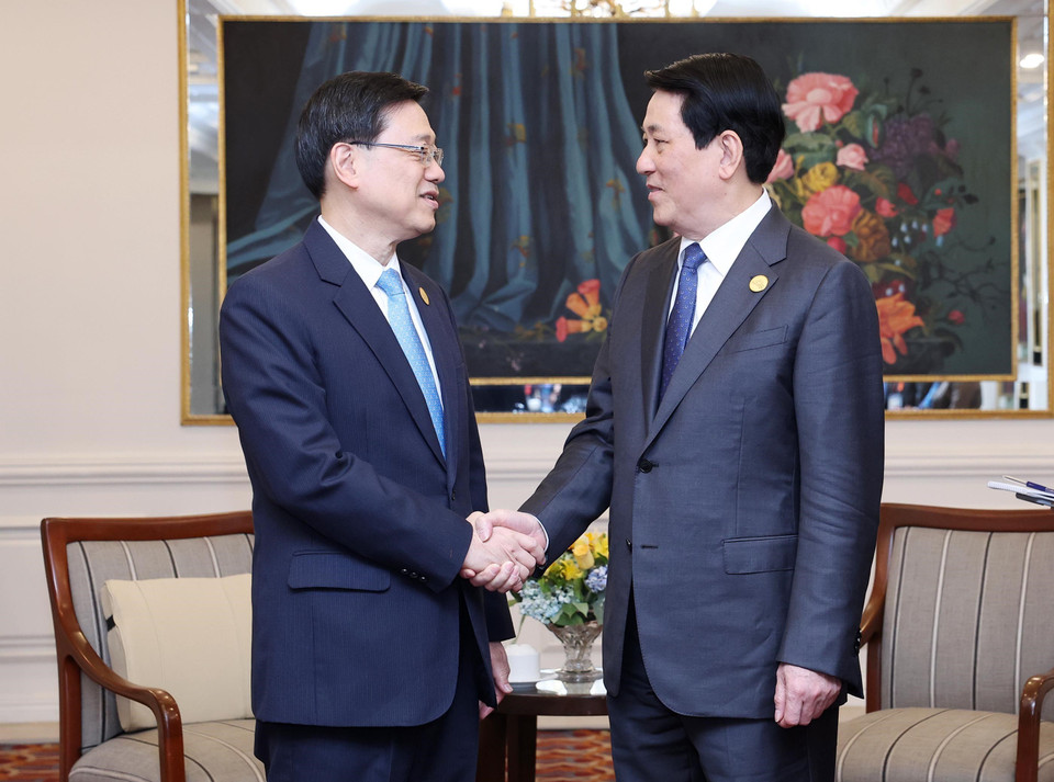 Chủ tịch nước Lương Cường gặp Trưởng Đặc khu Hong Kong (Trung Quốc) Lý Gia Siêu. (Ảnh: Lâm Khánh/TTXVN)