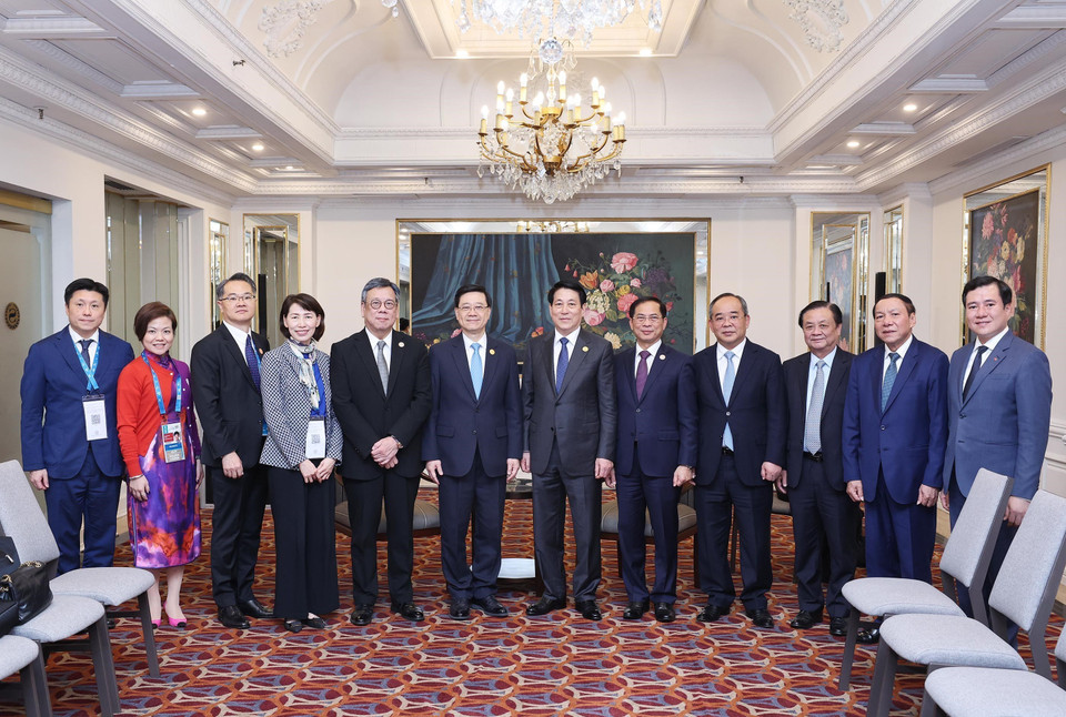 Chủ tịch nước Lương Cường, Trưởng Đặc khu Hong Kong (Trung Quốc) Lý Gia Siêu và các đại biểu. (Ảnh: Lâm Khánh/TTXVN)