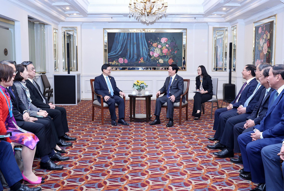 Chiều 15/11/2024, giờ địa phương (sáng 16/11, giờ Hà Nội), Chủ tịch nước Lương Cường gặp Trưởng Đặc khu Hong Kong (Trung Quốc) Lý Gia Siêu. (Ảnh: Lâm Khánh/TTXVN)