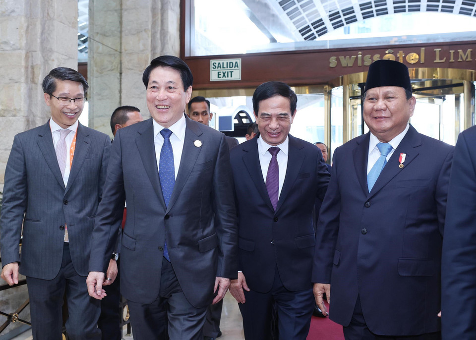 Tổng thống Indonesia Prabowo Subianto đón Chủ tịch nước Lương Cường. (Ảnh: Lâm Khánh/TTXVN)