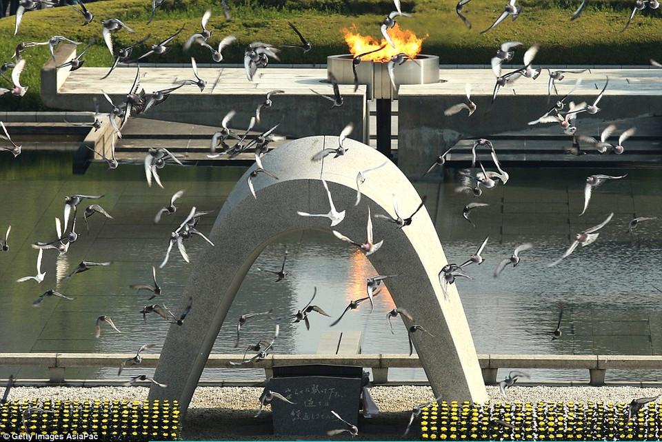 Những con chim bồ câu được thả lên bầu trời Hiroshima, gần trung tâm của vụ nổ bom năm 1945. (Nguồn: Dailymail)