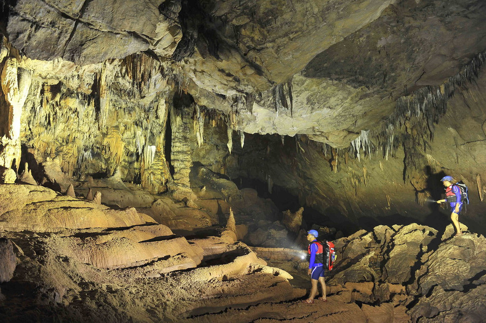 Tới điểm 2000m, tại bãi đá nơi trần hang động bị đổ vỡ nhiều và lớn nhất, đá ngầm với đủ mọi hình thù kỳ dị được sắp xếp một cách hợp lý và không bị gãy đổ để khám phá thêm về sự tạo thành các dòng sông ngầm mà du khách đang có cơ hội bước chân trên nó. (Ảnh: Minh Đức/TTXVN) 
