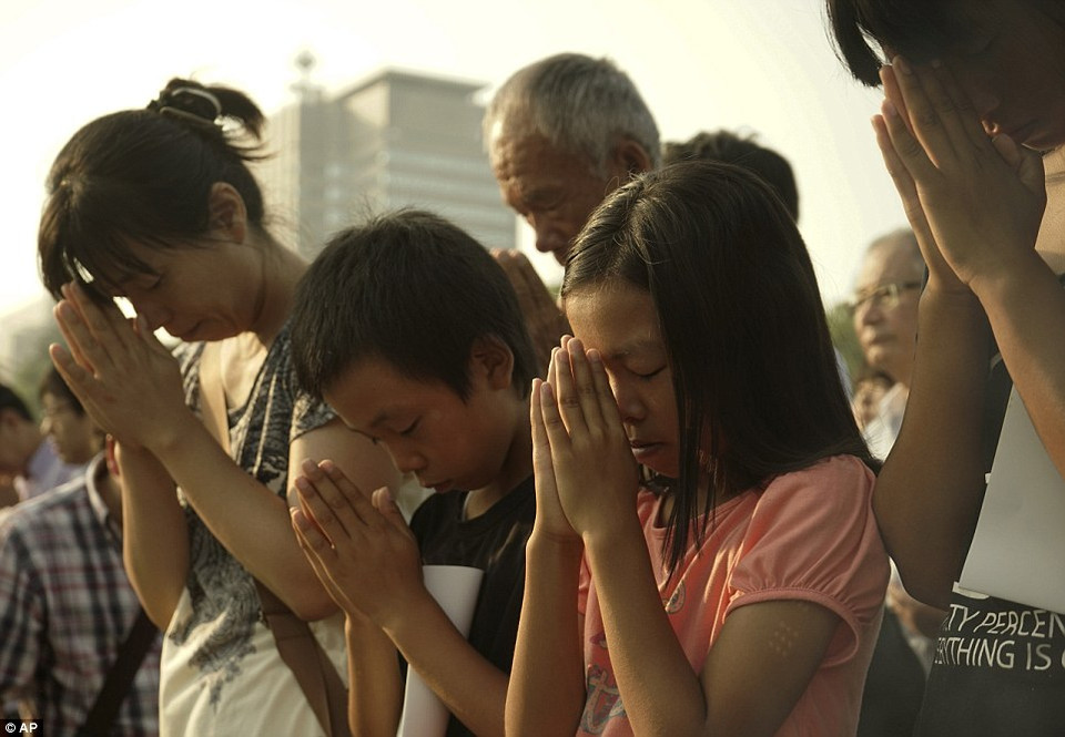 Người Nhật cầu nguyện để chấm dứt vũ khí hạt nhân. (Nguồn: Dailymail)