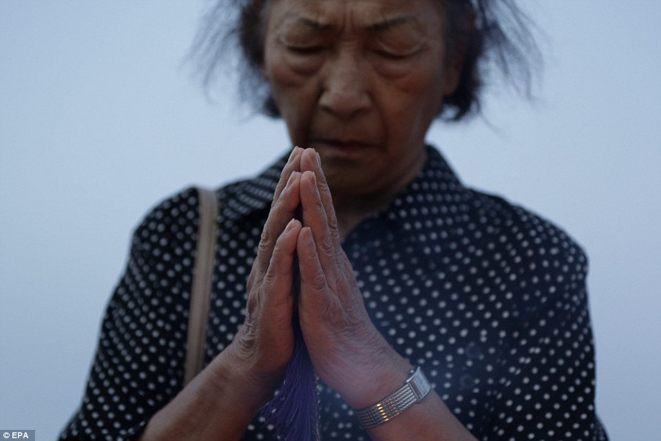 Một người phụ nữ đang cầu nguyện. (Nguồn: Dailymail)