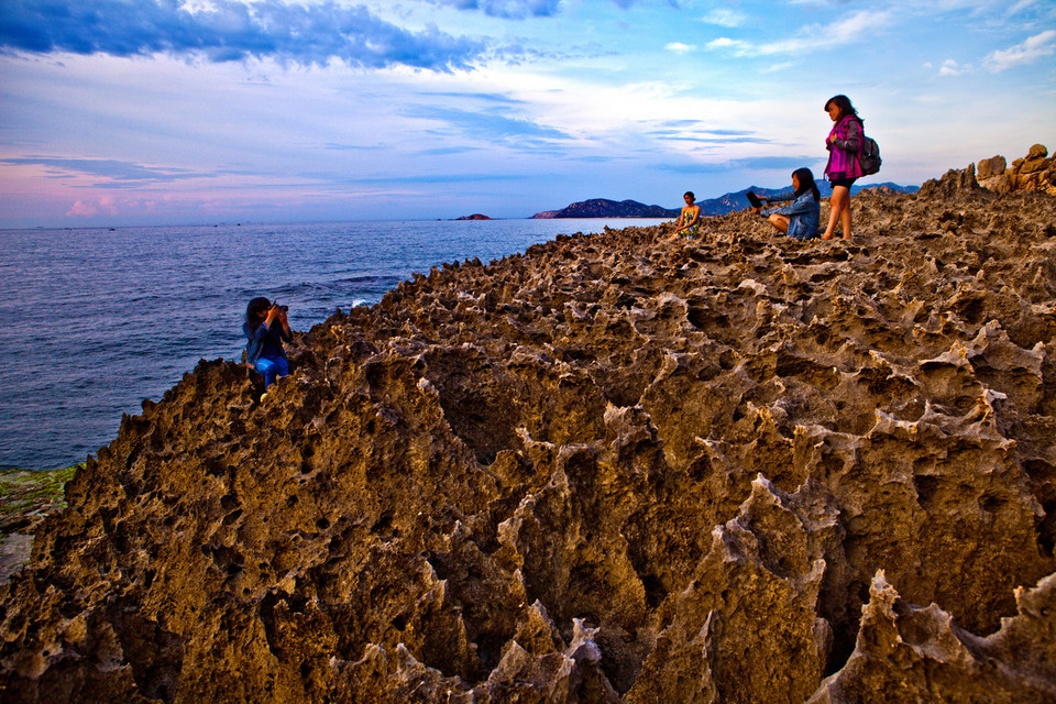 Vẻ đẹp hoang sơ, hùng vĩ của điểm du lịch Hang Rái. (Ảnh: Trọng Đạt/TTXVN) 