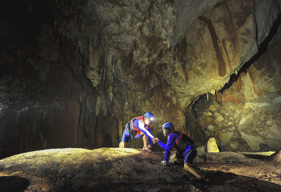 Nguy hiểm, cheo leo của những mỏm đá sắc nhọn trong động làm nên những ấn tượng khó phai. (Ảnh: Minh Đức/TTXVN) 