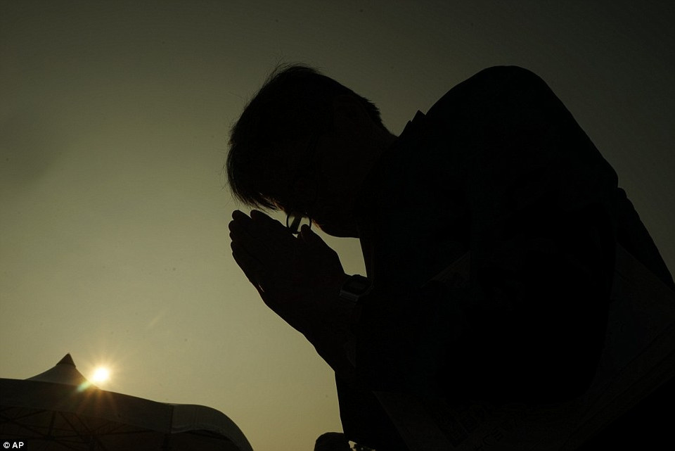 Một người cầu nguyện cho các nạn nhân trong vụ nổ bom trước bia tưởng niệm ở Công viên tưởng niệm hòa bình. (Nguồn: Dailymail)