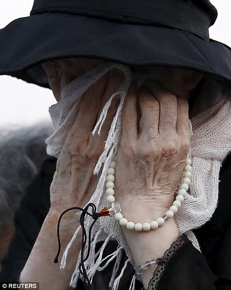 Một người phụ nữ đang cầu nguyện. (Nguồn: Dailymail)