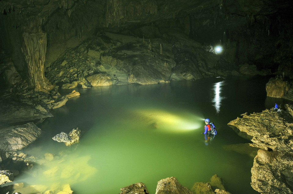 Lòng sông ngầm chảy lộ thiên và đây cũng là điểm thích thú trong hành trình men theo triền sông ngầm hoặc bơi để đi sâu vào bên trong để chinh phục 'xuyên sơn hồ.' (Ảnh: Minh Đức/TTXVN) 