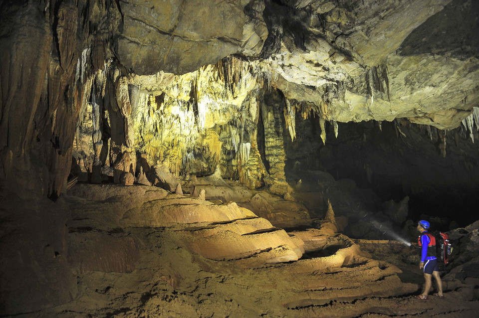 Không gian tĩnh lặng, dòng sông ngầm như biến mất, để lộ ra bãi đá ngầm tuyệt đẹp như vũ trụ bao la. (Ảnh: Minh Đức/TTXVN) 