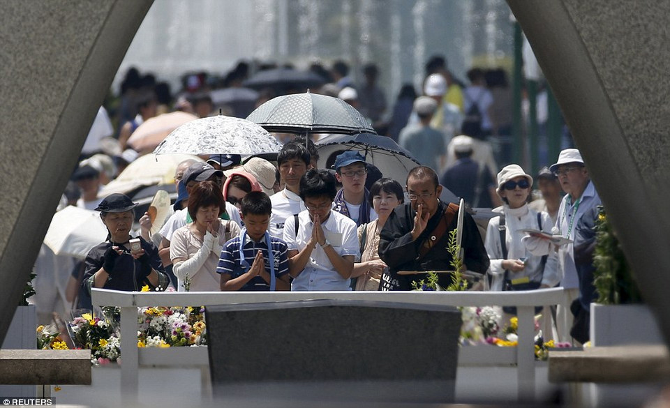 Người dân cầu nguyện. (Nguồn: Dailymail)