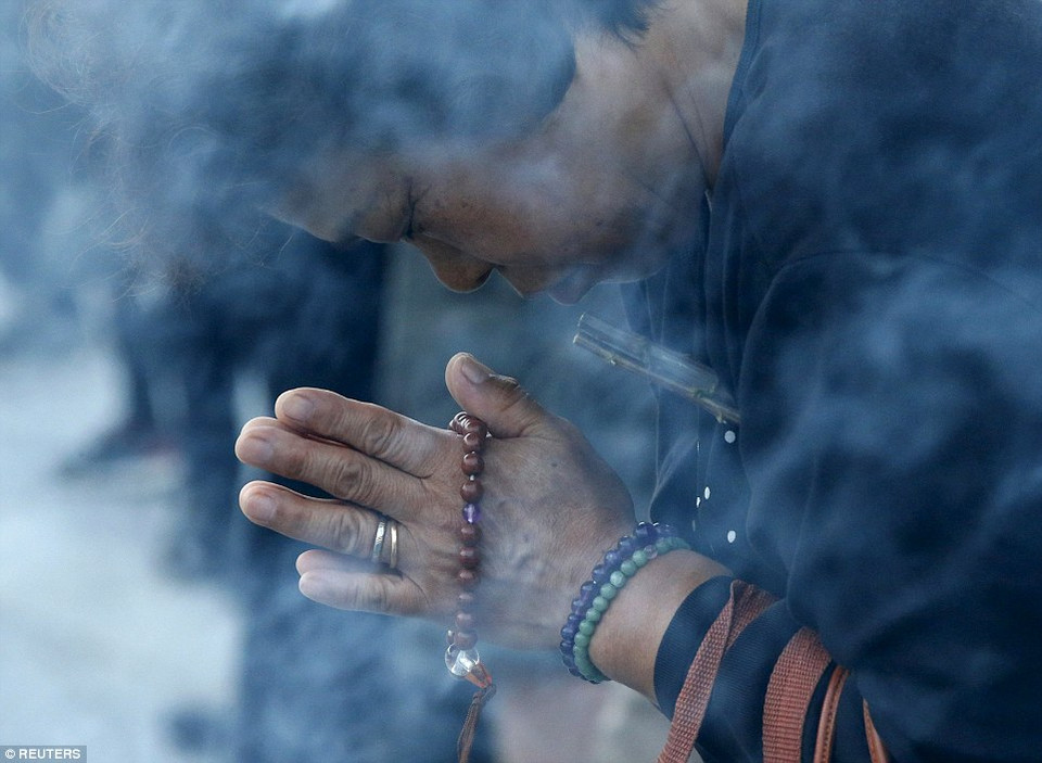 Người Nhật cầu nguyện để chấm dứt vũ khí hạt nhân. (Nguồn: Dailymail)