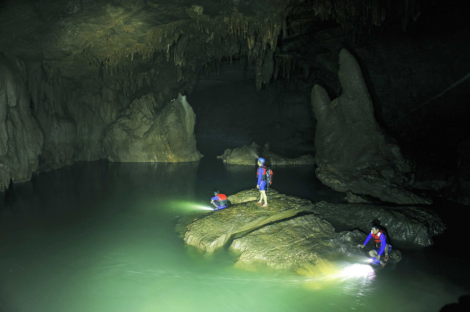 Đắm mình trong làn nước xanh ngắt, mát lạnh của hồ trong động như lạc vào nơi mà mặt nước, trần hang động và các bãi đá khổng lồ hòa hợp làm một. (Ảnh: Minh Đức/TTXVN)