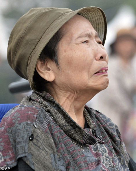 Bà lão khóc khi cầu nguyện trước đài tưởng niệm Hiroshima. (Nguồn: Dailymail)