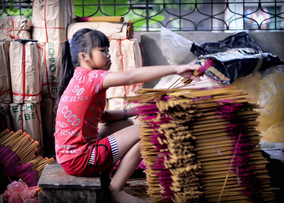 Một số hộ dân đã dùng máy móc trong các công đoạn làm hương nhưng nhiều gia đình vẫn làm thủ công hoàn toàn.