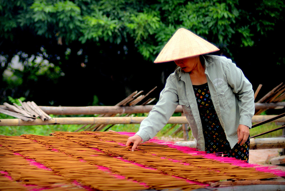Những nén hương làm xong được đem phơi trên giàn, nắng gió sẽ làm hương khô, màu sắc đẹp mà giữ nguyên mùi thơm.