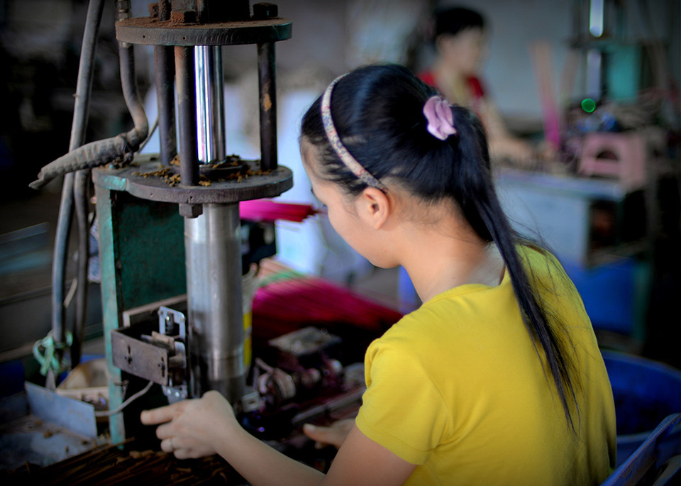 Việc làm hương ở Cao Thôn vẫn phụ thuộc nhiều vào thời tiết, lợi nhất vẫn là những ngày nắng để hương khô nhanh, thơm và lên màu đẹp.