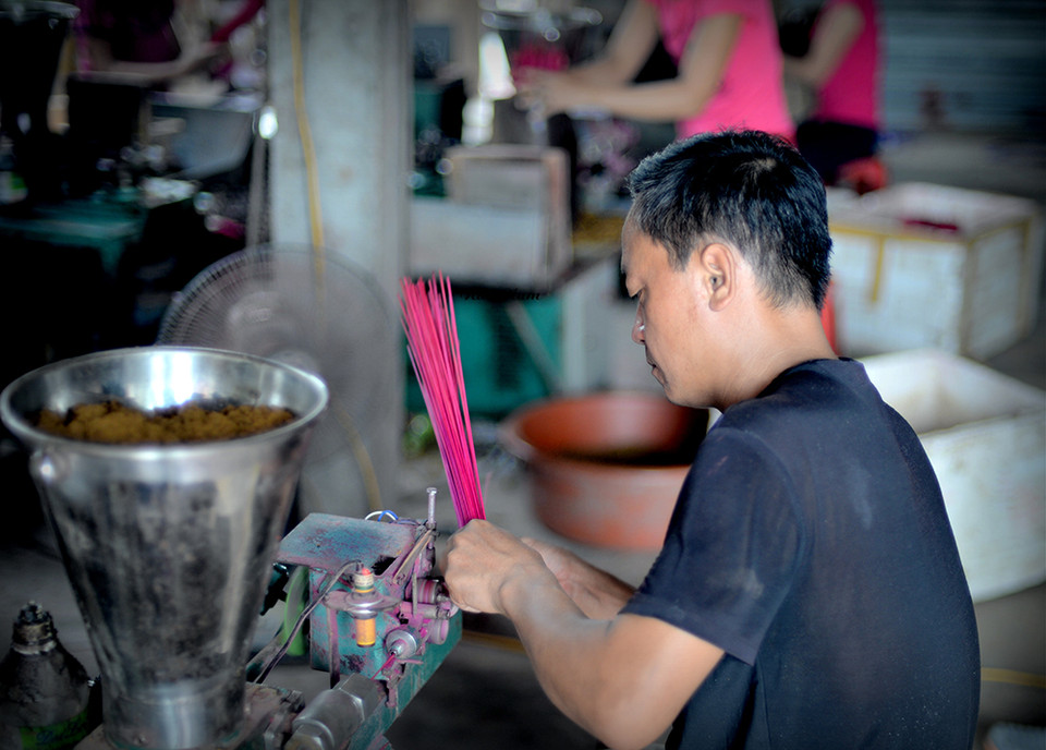 Cao Thôn là làng nhỏ nằm ven đê sông Hồng thuộc xã Bảo Khê, Hưng Yên với hơn 100 hộ làm hương.