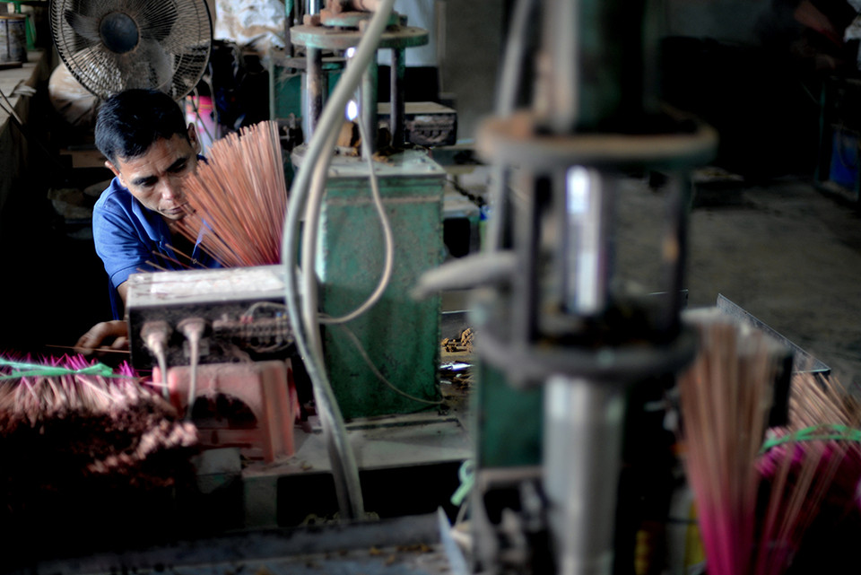 Việc làm hương ở Cao Thôn diễn ra quanh năm, nhưng nhộn nhịp nhất vẫn là dịp cận Tết.