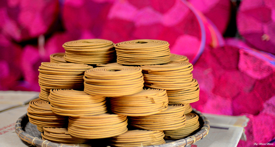 Nguyên liệu chính để làm hương là các loại thảo dược như quế, trầm, bạch chỉ, đinh hương, mỏ quạ, bột cây keo... tùy từng cách pha chế của mỗi nhà mà cho ra mùi thơm khác nhau.