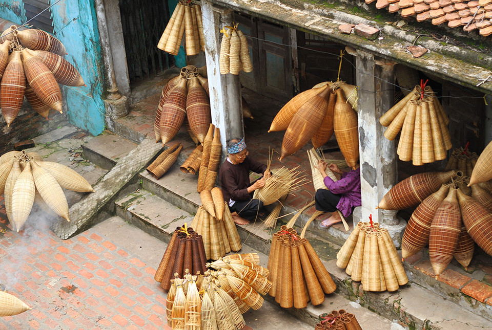 Những chiếc đó, giỏ, oi,... đánh cá được làm thủ công khá cầu kỳ bởi những người già trong làng.
