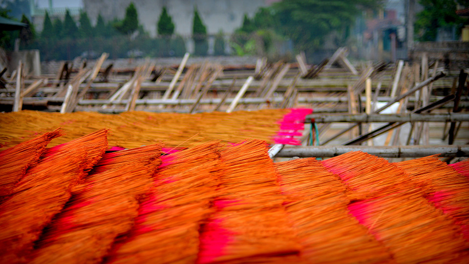 Cứ mỗi độ gần Tết, cả làng lại ngát mùi hương cũng như không khí lao động khẩn trương để chuẩn bị cho các dịp lễ hội trong năm.
