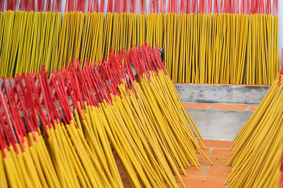 Mỗi ngôi nhà ở Cao Thôn dịp cận Tết như được nhuốm màu áo mới với sắc đỏ, vàng của hương.