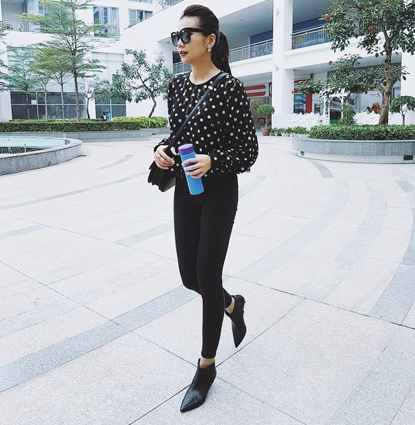 Thanh Hằng có lẽ là 'nữ hoàng' thời trang tối giản trong tuần qua khi liên tục biến đổi linh hoạt trong các bộ cánh tuyền đen. Bên cạnh sơ mi chấm bi phối skinny và boots duyên dáng,...