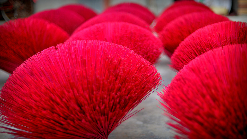 Quê hương được nhuộm màu, phơi dưới nắng tạo nên cảnh sắc đẹp mắt cho làng quê bình yên Cao Thôn.