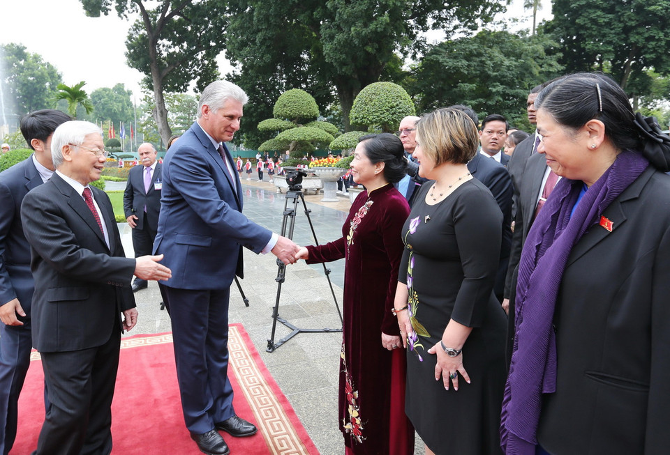 Tổng Bí thư, Chủ tịch nước Nguyễn Phú Trọng giới thiệu với Chủ tịch Cuba Miguel Mario-Diáz Canel Bermúdez thành phần đại biểu chính thức của Việt Nam tham dự lễ đón. (Ảnh: Trí Dũng/TTXVN)