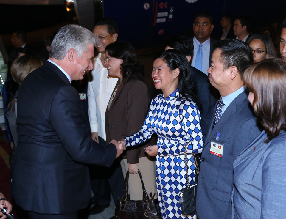 Các đại biểu đón Chủ tịch Cuba Miguel Mario Diáz-Canel Bermúdez tại sân bay quốc tế Nội Bài. (Ảnh: Lâm Khánh/TTXVN)