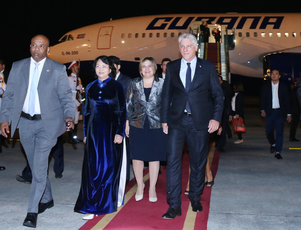 Phó Chủ tịch nước Đặng Thị Ngọc Thịnh đón Chủ tịch Cuba Miguel Mario Diáz-Canel Bermúdez và Phu nhân tại sân bay quốc tế Nội Bài. (Ảnh: Lâm Khánh/TTXVN)