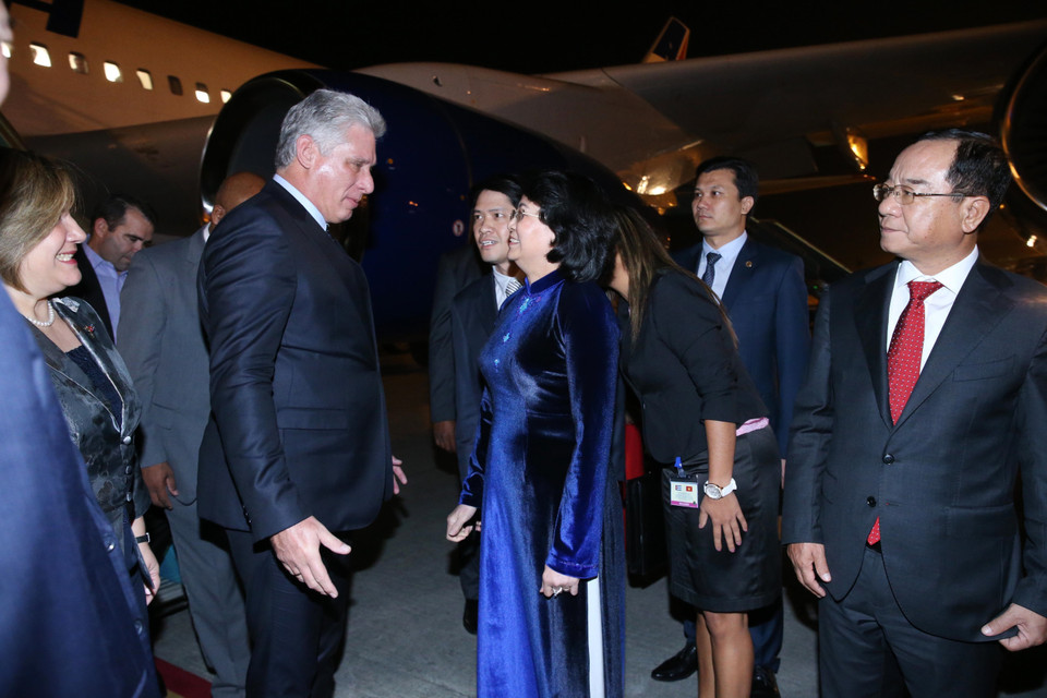 Phó Chủ tịch nước Đặng Thị Ngọc Thịnh đón đoàn tại sân bay quốc tế Nội Bài. (Ảnh: Lâm Khánh/TTXVN)