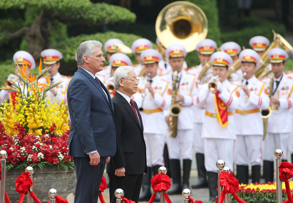 Tổng Bí thư, Chủ tịch nước Nguyễn Phú Trọng và Chủ tịch Cuba Miguel Mario Díaz-Canel Bermúdez trên bục danh dự nghe Quân nhạc cử Quốc thiều hai nước. (Ảnh: Lâm Khánh/TTXVN)